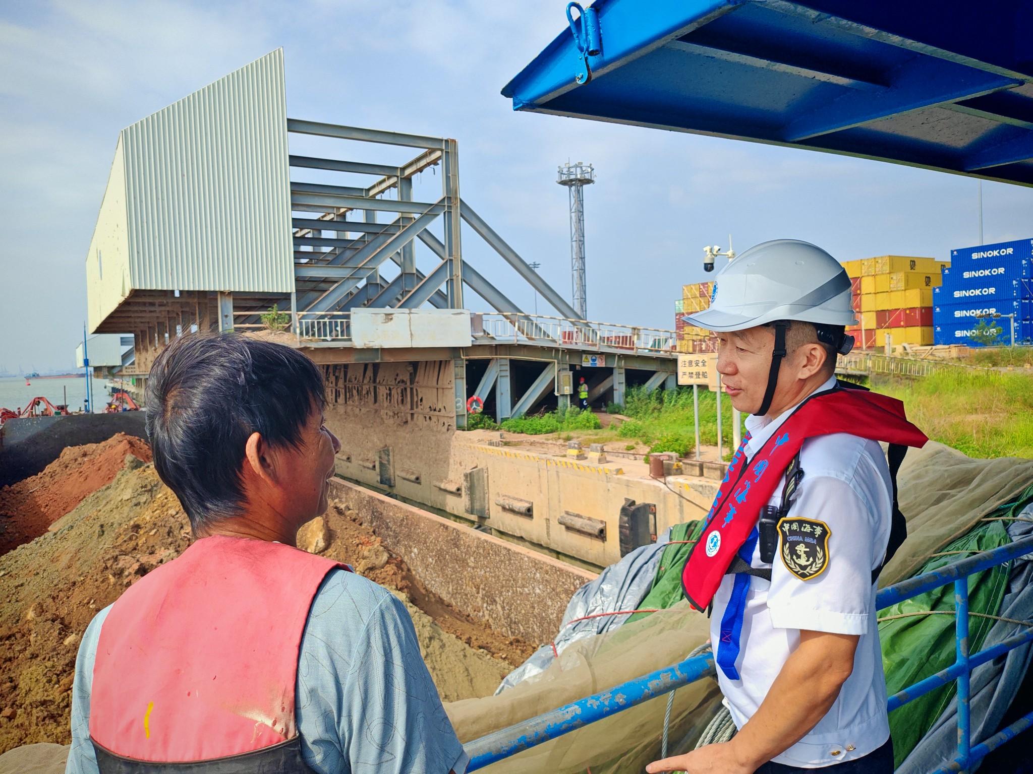党建赋能民营经济发展——宝安海事局“安舟尖兵”党员先锋队服务保障宝安综合港弃土外运点安全营运六周年