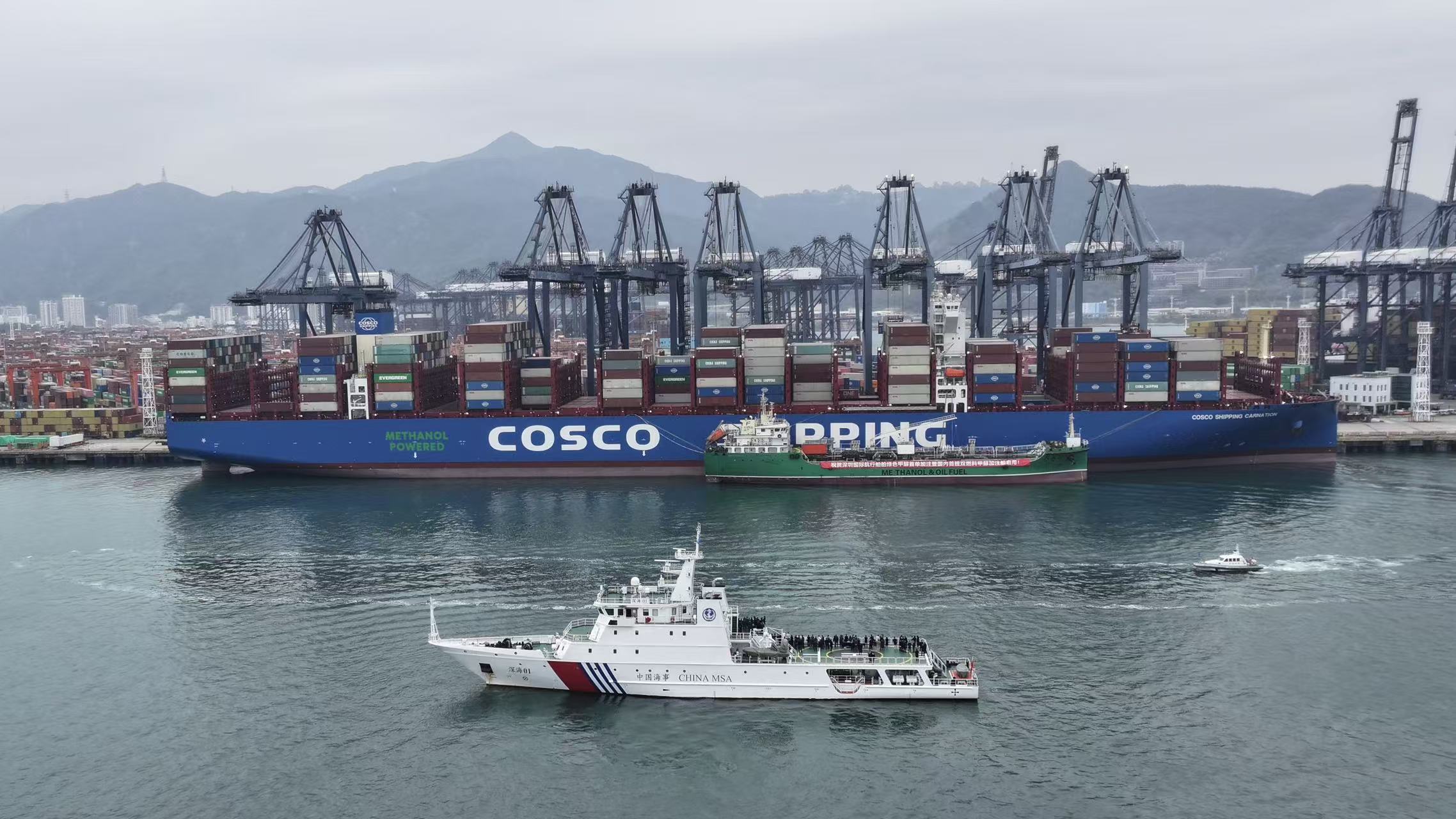 全国首艘自主新建双燃料加注船在深圳顺利完成绿色甲醇加注