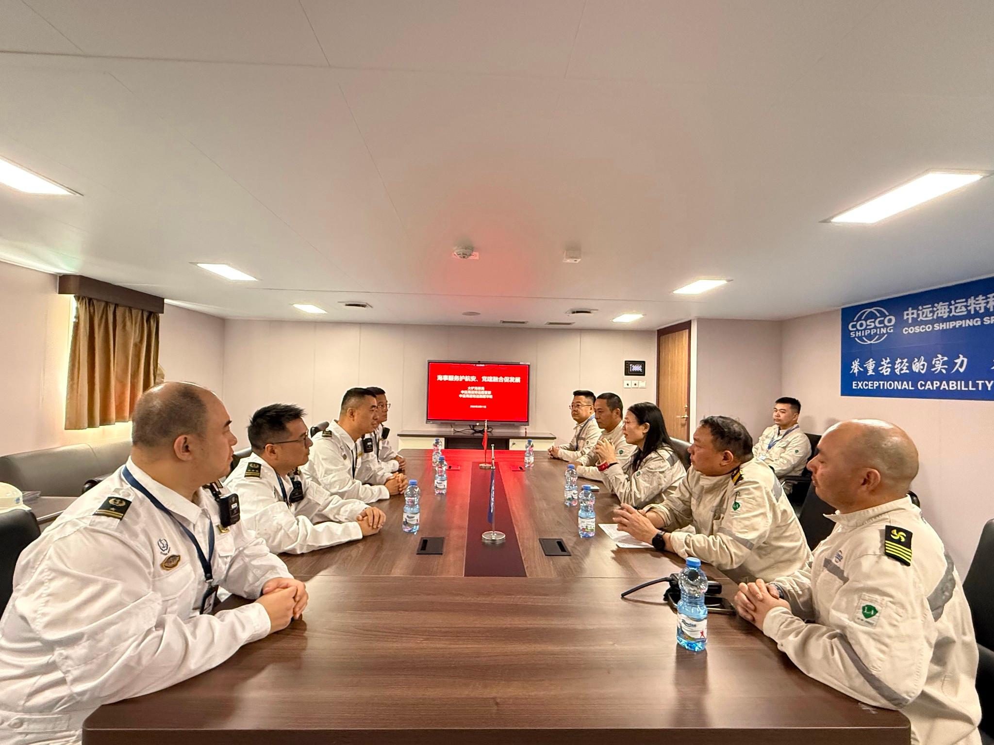 大铲海事局多措并举保障新耀华轮吊装作业安全