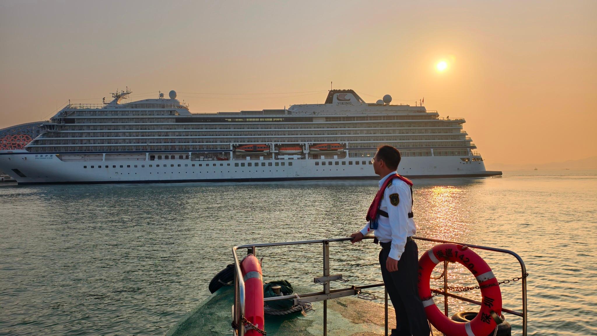 蛇口海事局“一船一策”保障“招商伊敦”号邮轮安全进出港