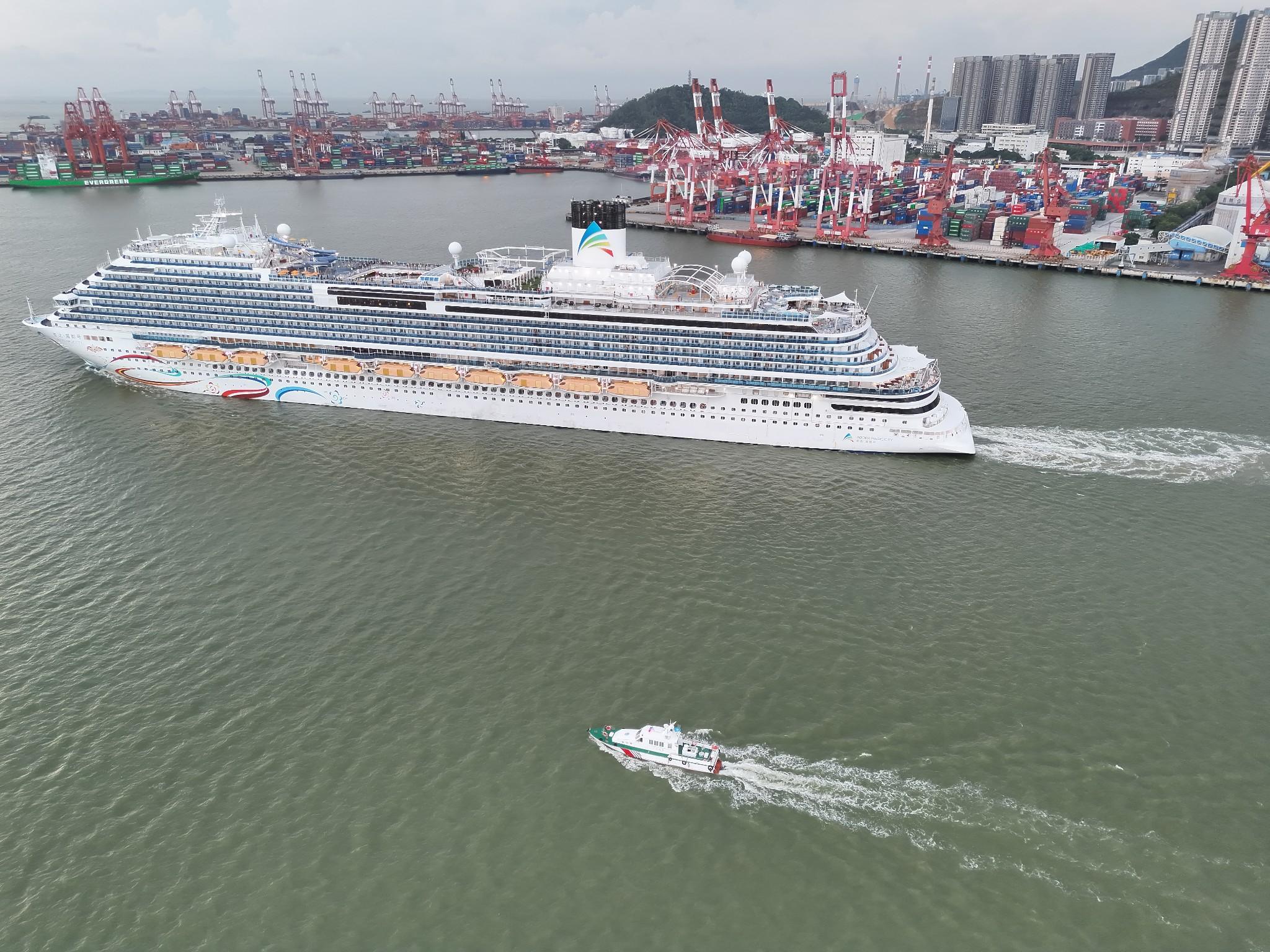 蛇口海事局圆满完成首艘国产大型邮轮“爱达·魔都号”深圳首航保障工作